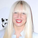 Η Sia κάνει την πρώτη δημόσια εμφάνιση μετά τη λιποαναρρόφηση στο χριστουγεννιάτικο πάρτι των Kardashians