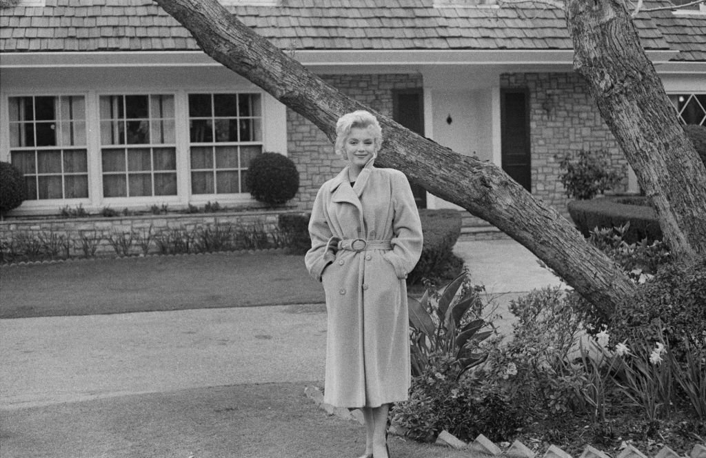 american actress marilyn monroe poses outside her home news photo 1643604090