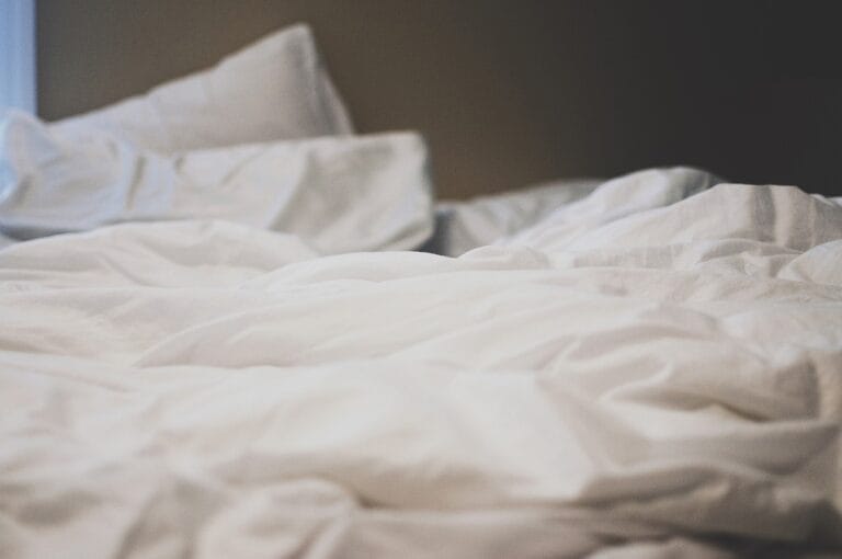 Photo by StockSnap - NewsOk bed, sheets, pillows
