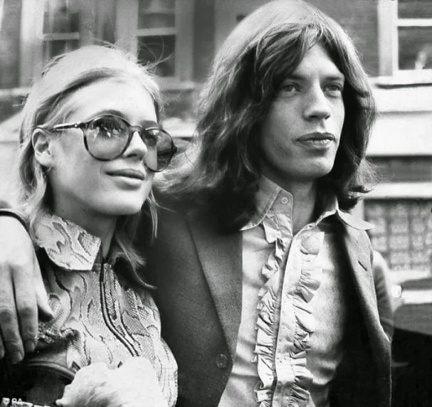 Marianne_Faithfull_-_Mick_Jagger_2_607x572 - NewsOk