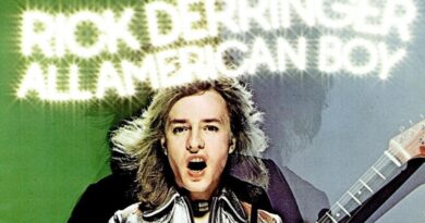 Rick_Derringer_1973, MusikAnimal, διαθέσιμη στο Wikimedia Commons υπό άδεια CC BY-SA 2.0.