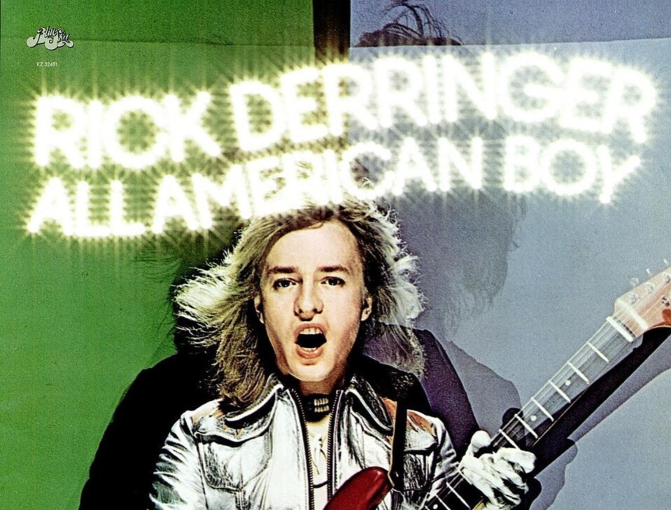 Rick_Derringer_1973, MusikAnimal, διαθέσιμη στο Wikimedia Commons υπό άδεια CC BY-SA 2.0.