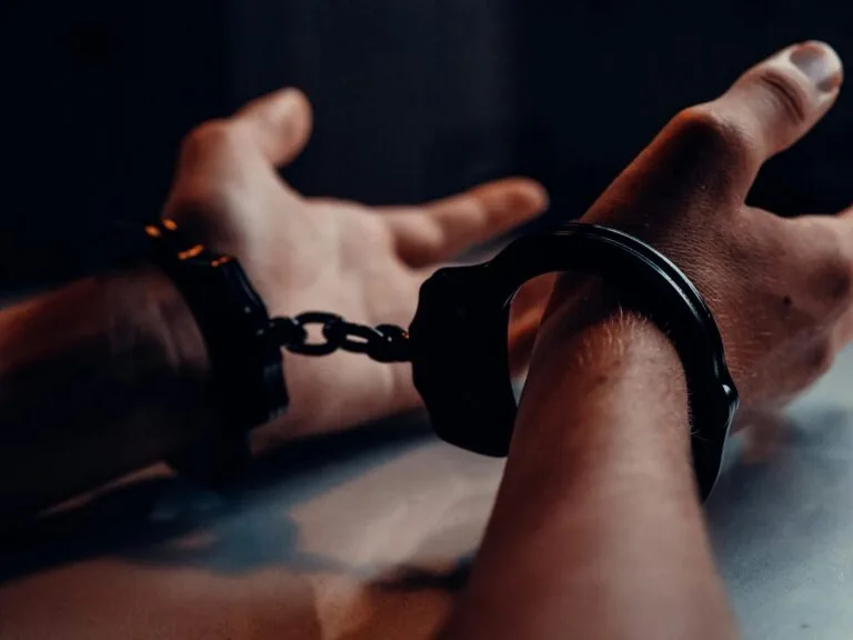 handcuffs_pexels-kindelmedia - NewsOk