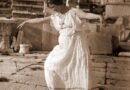 Ισιδώρα Ντάνκαν: Η Ξυπόλυτη Μούσα της Ακρόπολης που Χόρεψε την Ελευθερία
