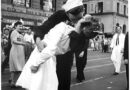 14 Αυγούστου 1945: Το Φιλί της Νίκης – Η Ιστορία Πίσω από την Εικόνα του V-J Day