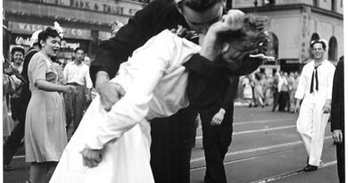 14 Αυγούστου 1945: Το Φιλί της Νίκης – Η Ιστορία Πίσω από την Εικόνα του V-J Day