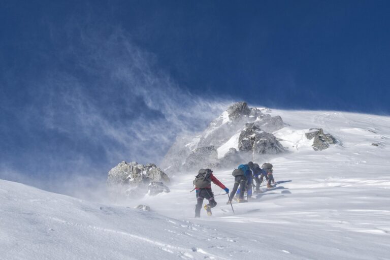 mountain-climbing-2124113_1280 - NewsOk
