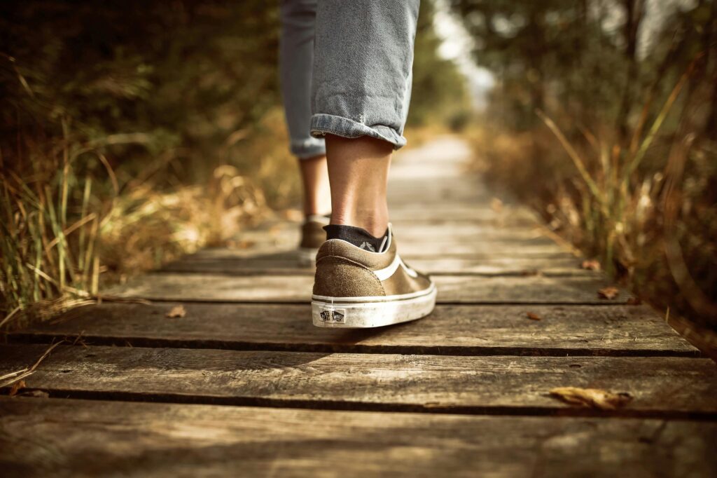 Fart Walk: Το Viral Περπάτημα που Κάνει Θαύματα στην Υγεία του Εντέρου – Δοκίμασέ το Σήμερα!